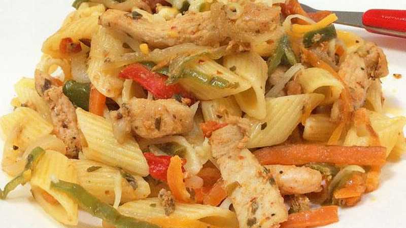 pasta con pollo y verduras